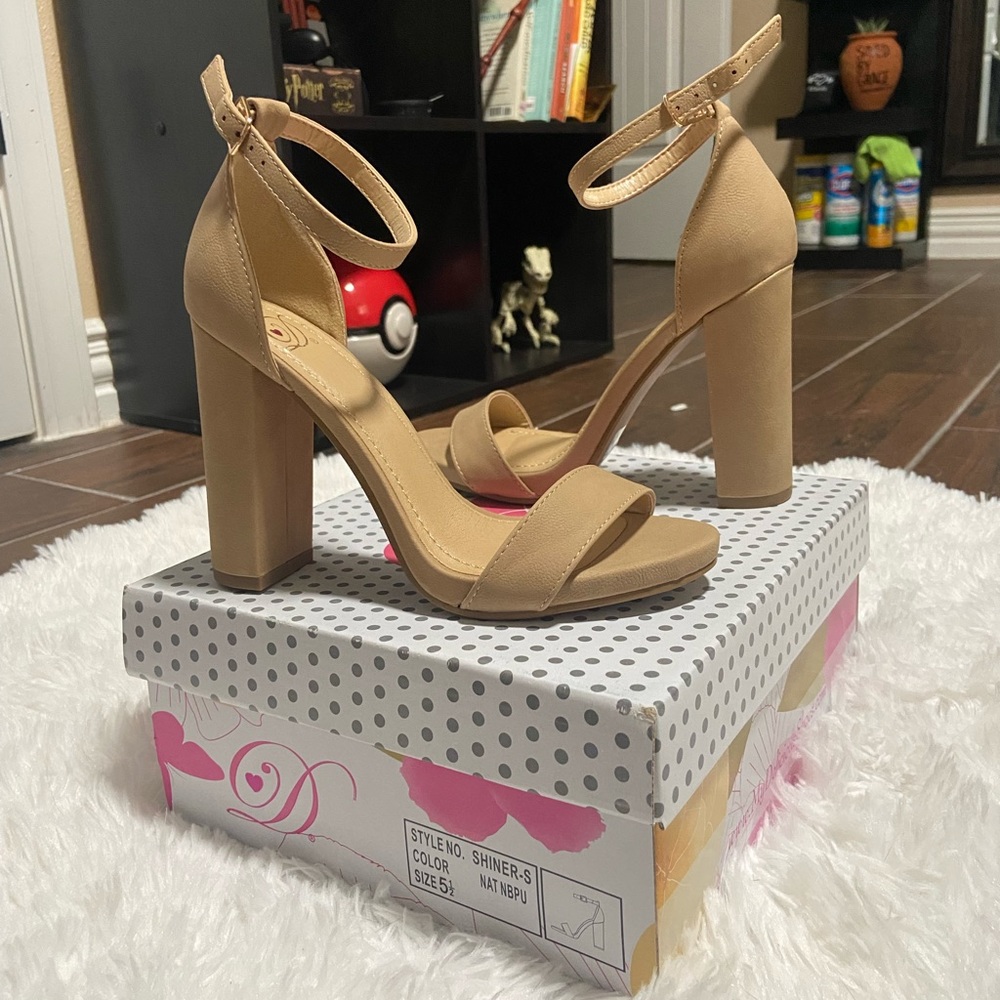 Tan shoes. Only tried them on, not my size